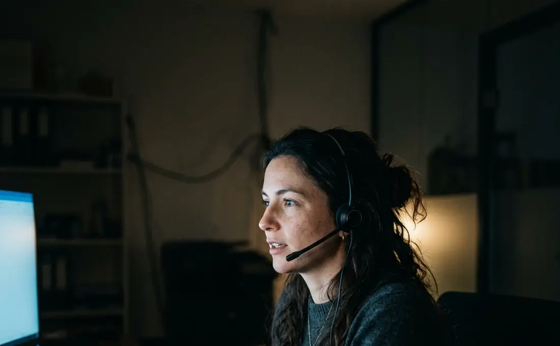 Mitarbeiterin mit Headset am Arbeitsplatz